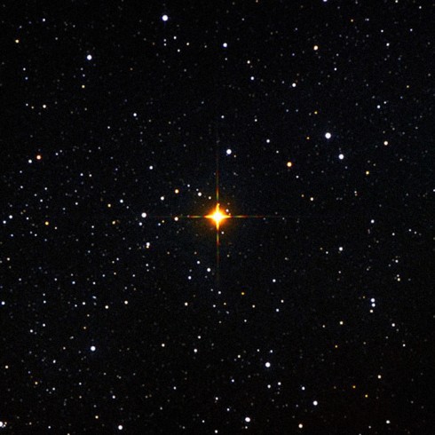Hvězda mí Cephei, nazývaná též Granátová, se nachází ve vzdálenosti asi 2 tisíce světelných let a patří mezi největší známé hvězdy. Zdroj: NASA.